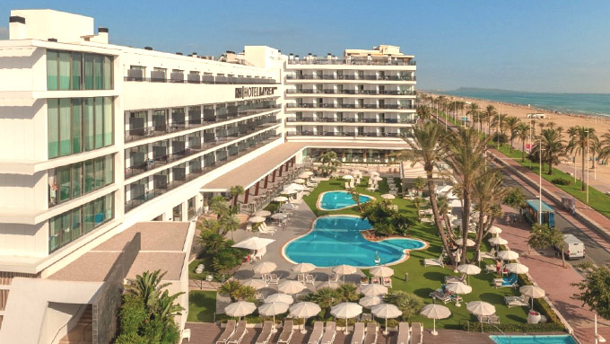 Terraza de hotel RH Bayren & Spa con tumbonas y mobiliario exterior contract dise&ntilde;ado para relax y descanso